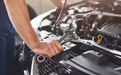 Inspección de seguridad de vehículo en taller