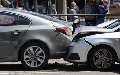 Auto golpeado por atrás en una calle de Chile